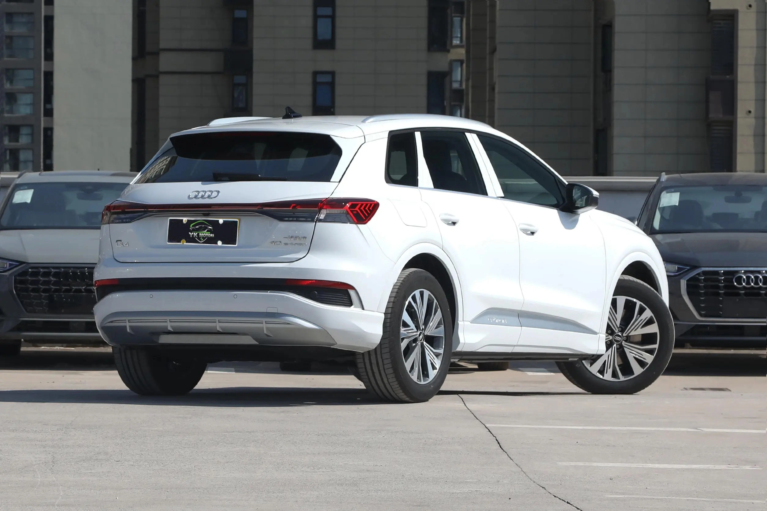 AUDI-Q4 e-tron-WHITE (1)