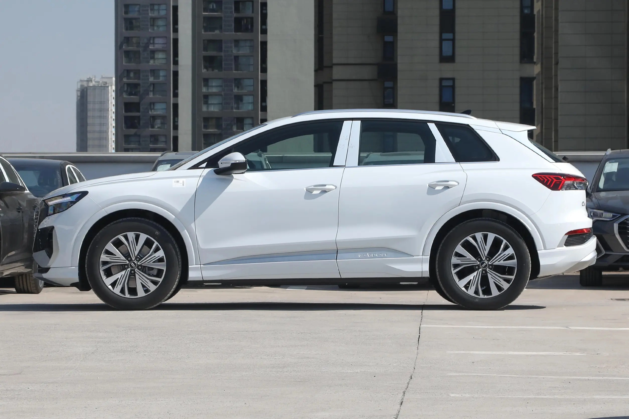 AUDI-Q4 e-tron-WHITE (4)