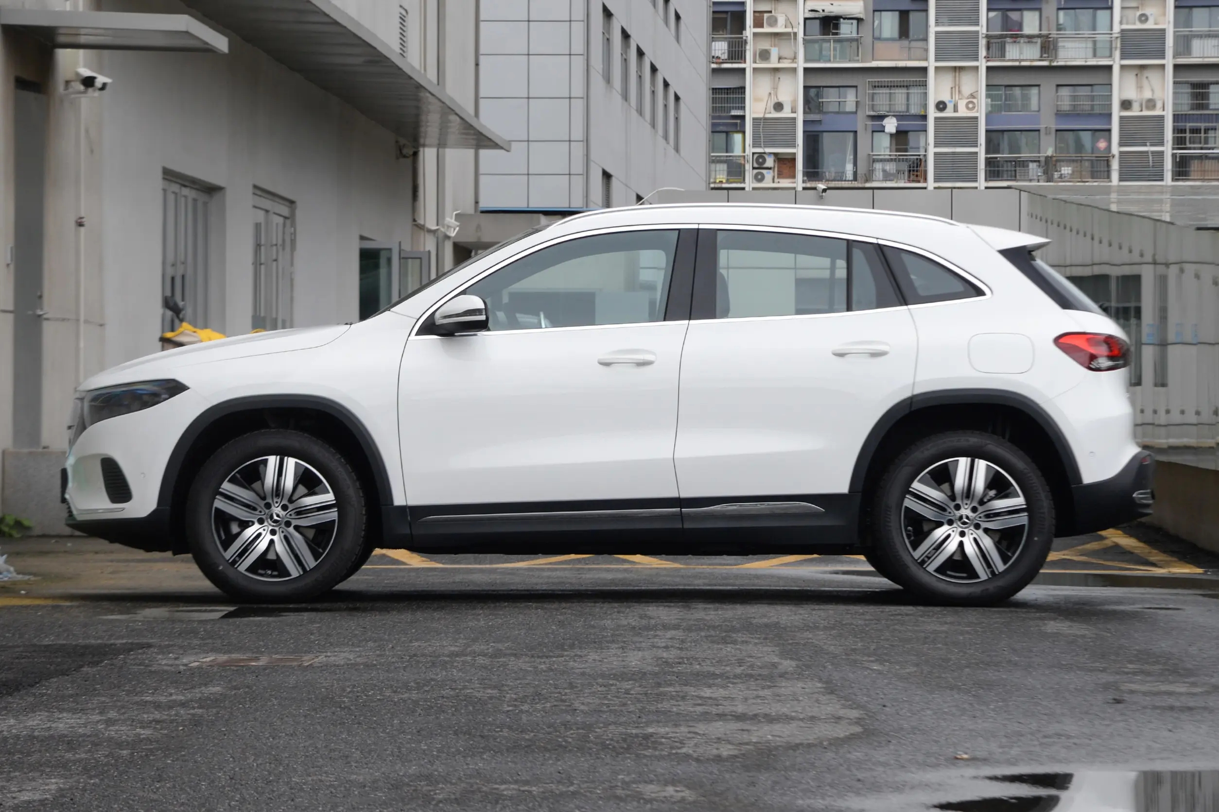 Benz-EQA-WHITE (8)