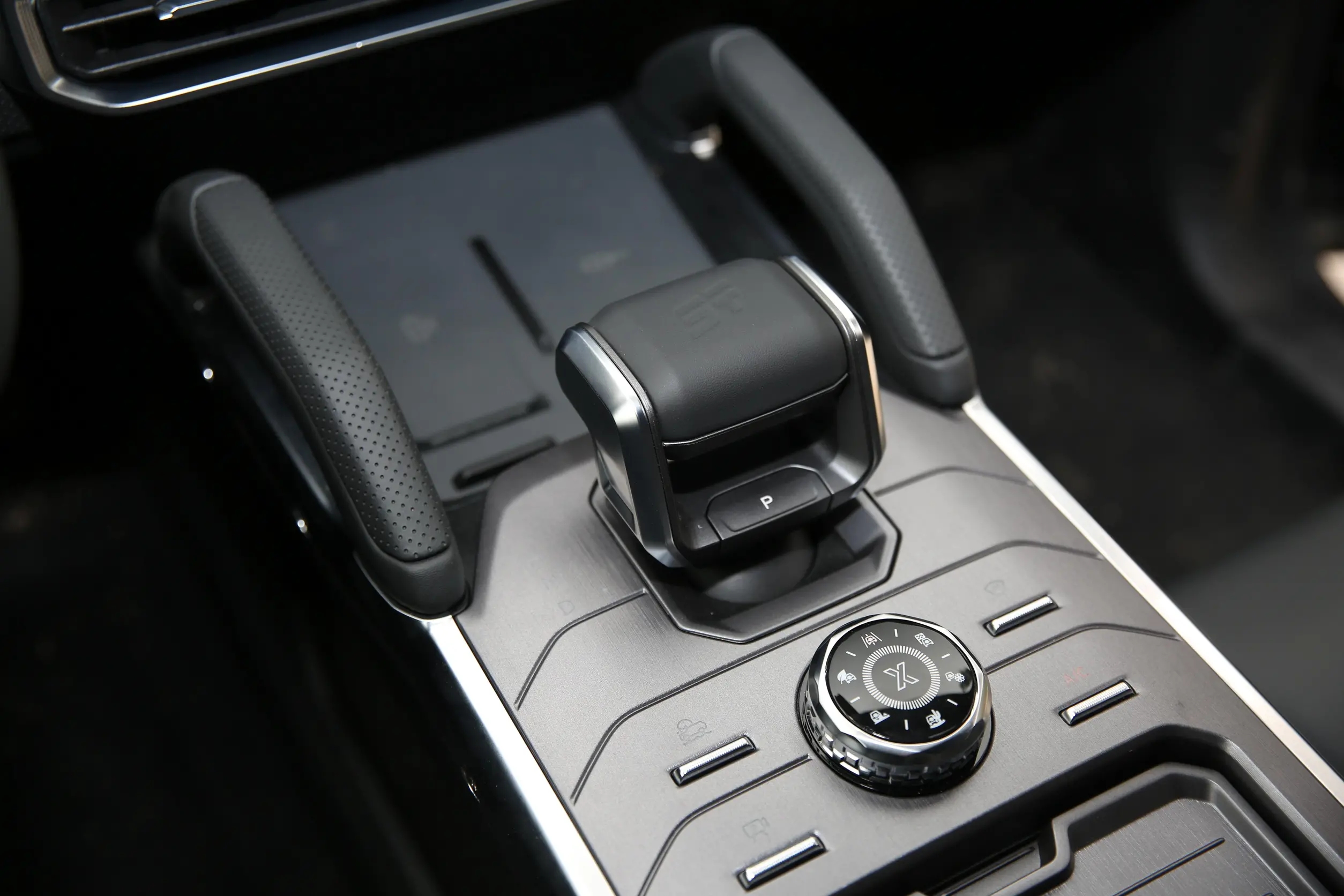 Chery-TRAVELLER-BLACK (8)