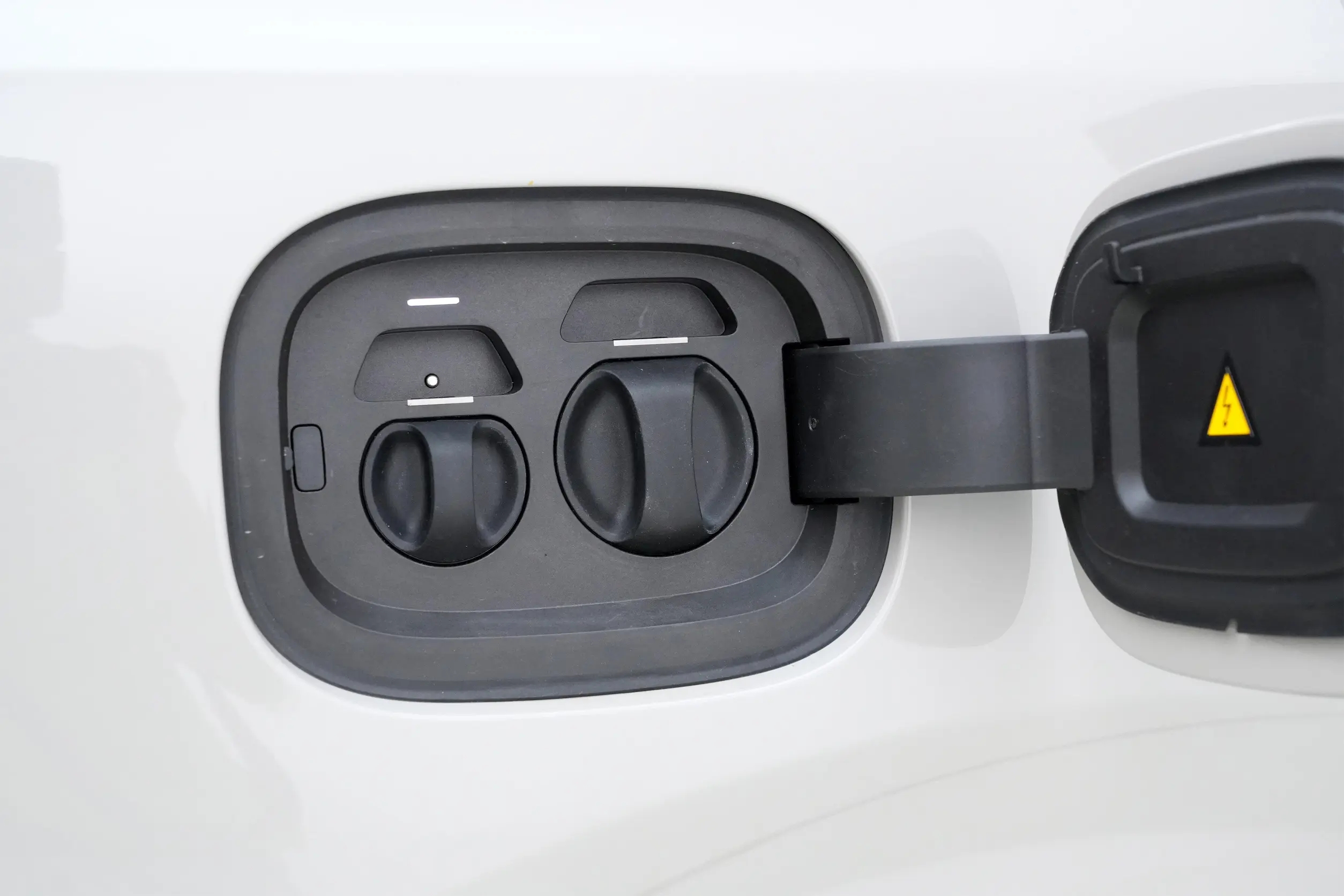 Li-Auto-L6-White(12)