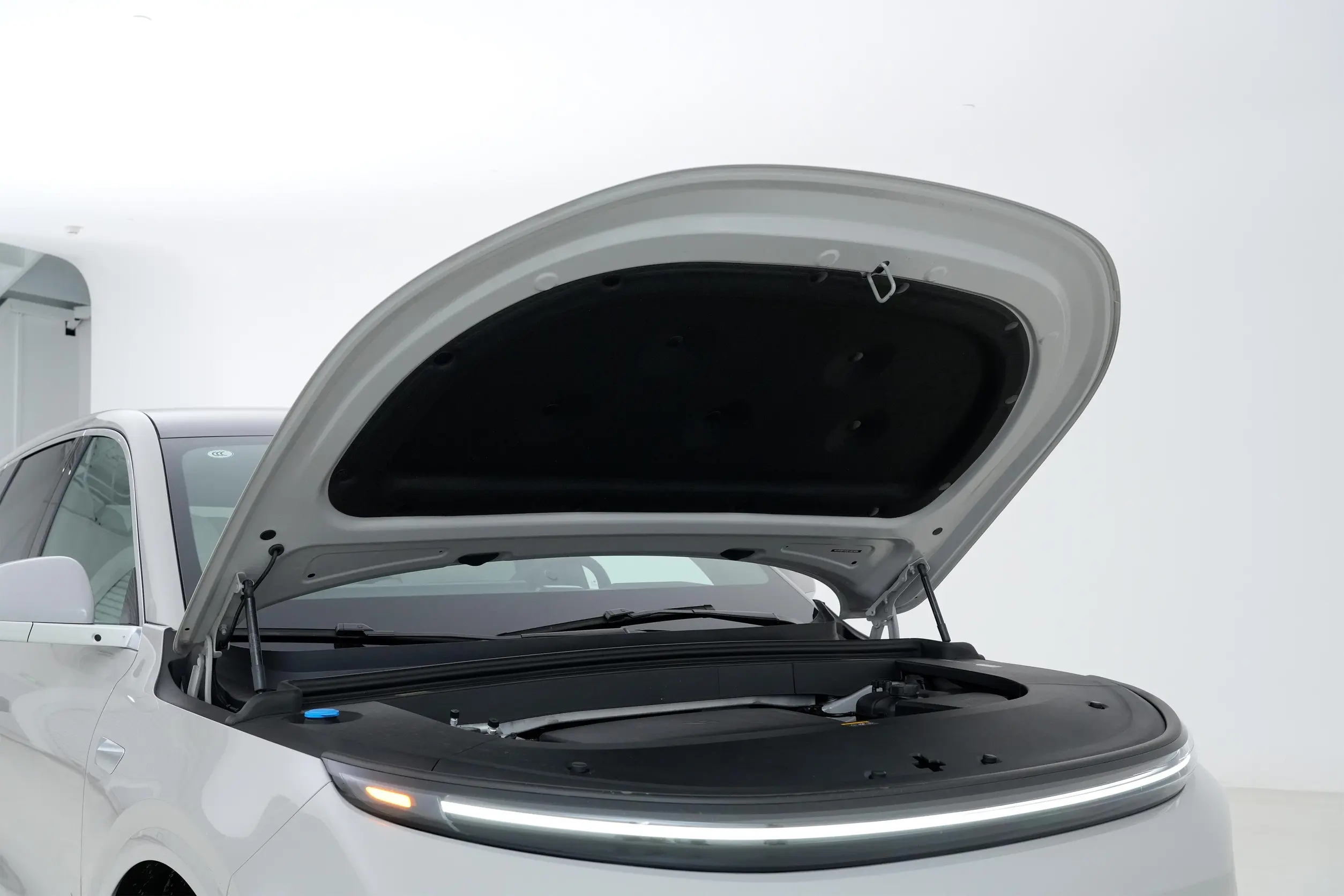 Li-Auto-L6-White(14)