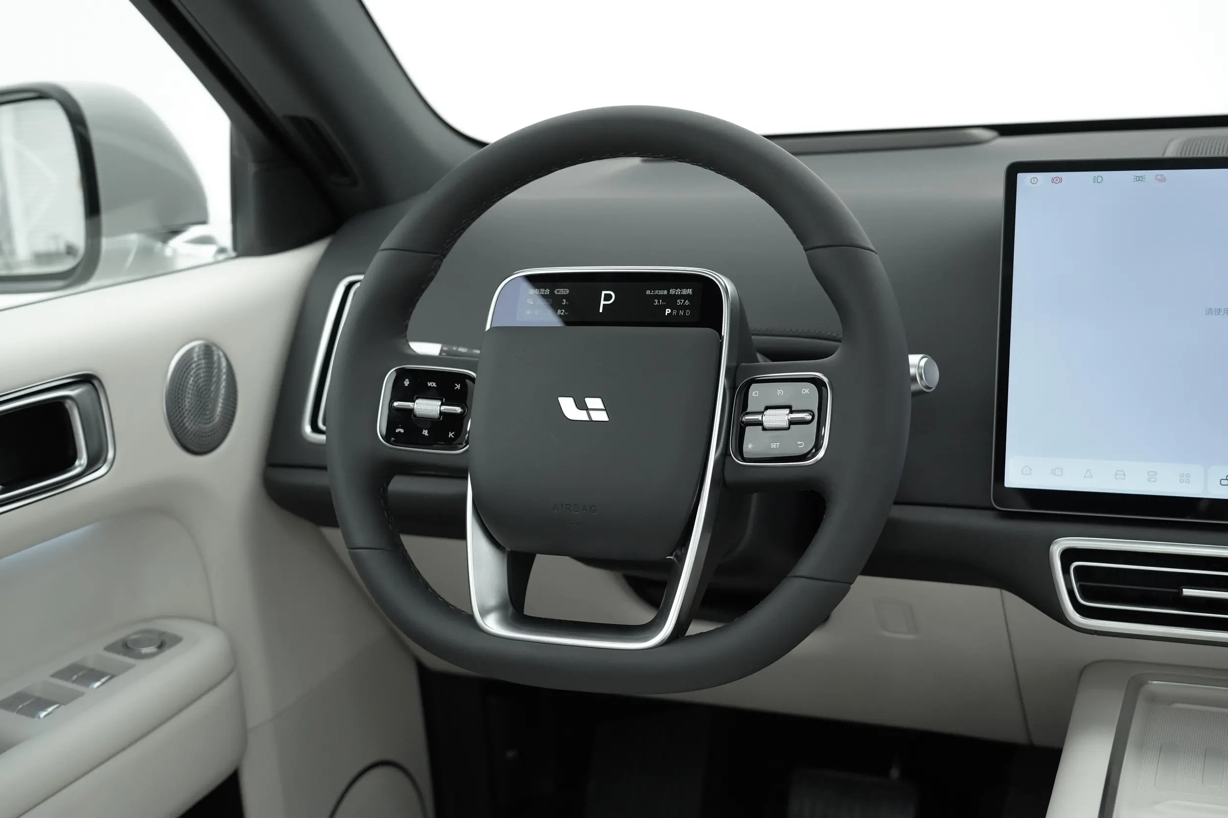 Li-Auto-L6-White(17)