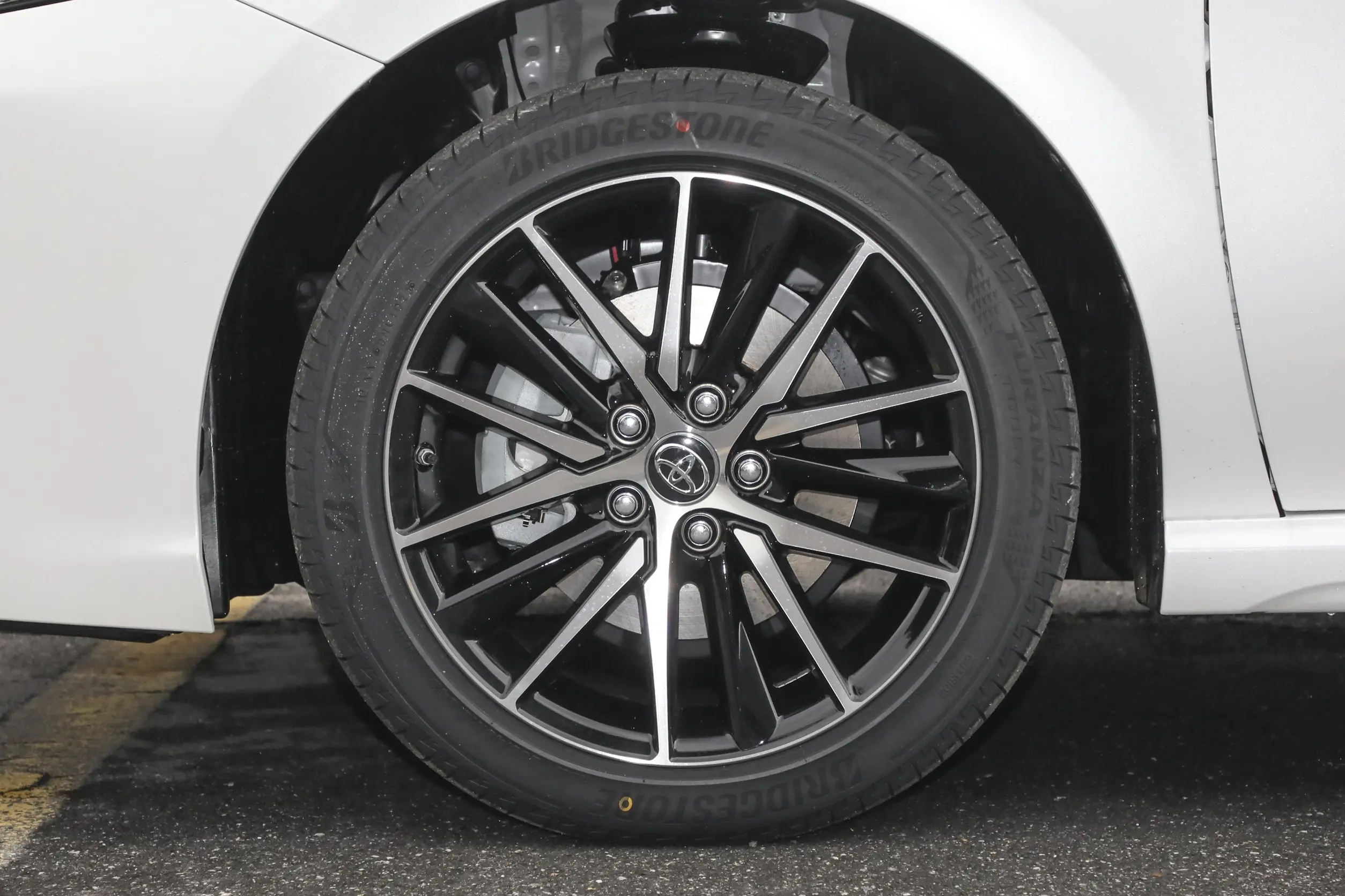 Toyota-Camry-WHITE+BLACK (10)