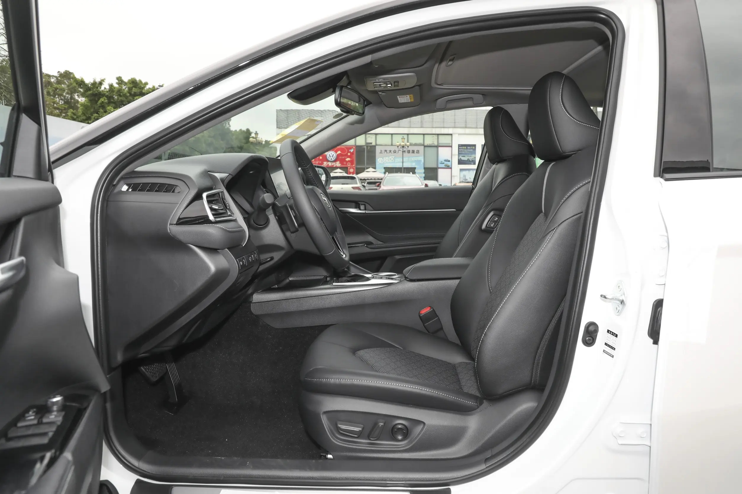 Toyota-Camry-WHITE+BLACK (12)