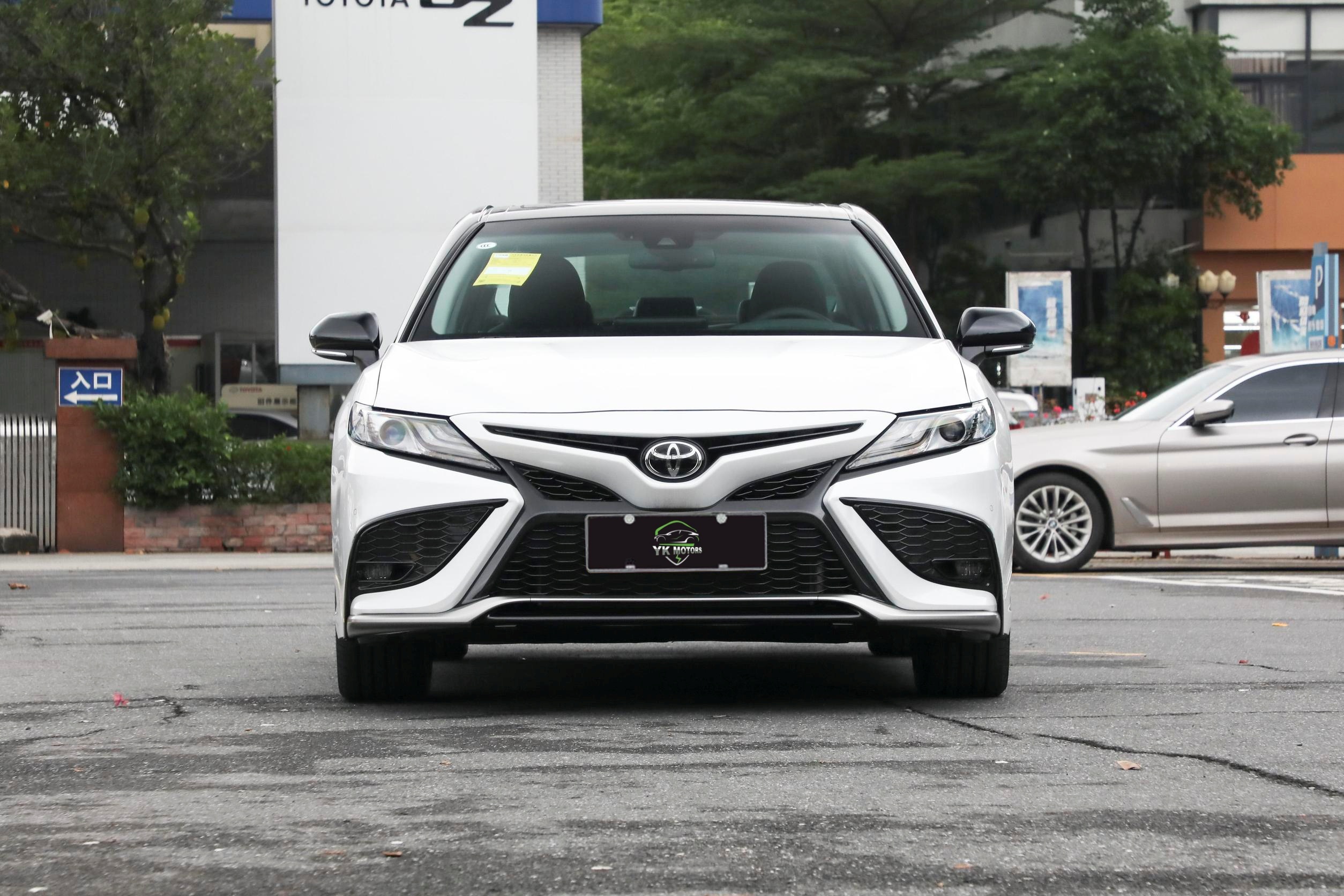 Toyota-Camry-WHITE+BLACK (13)