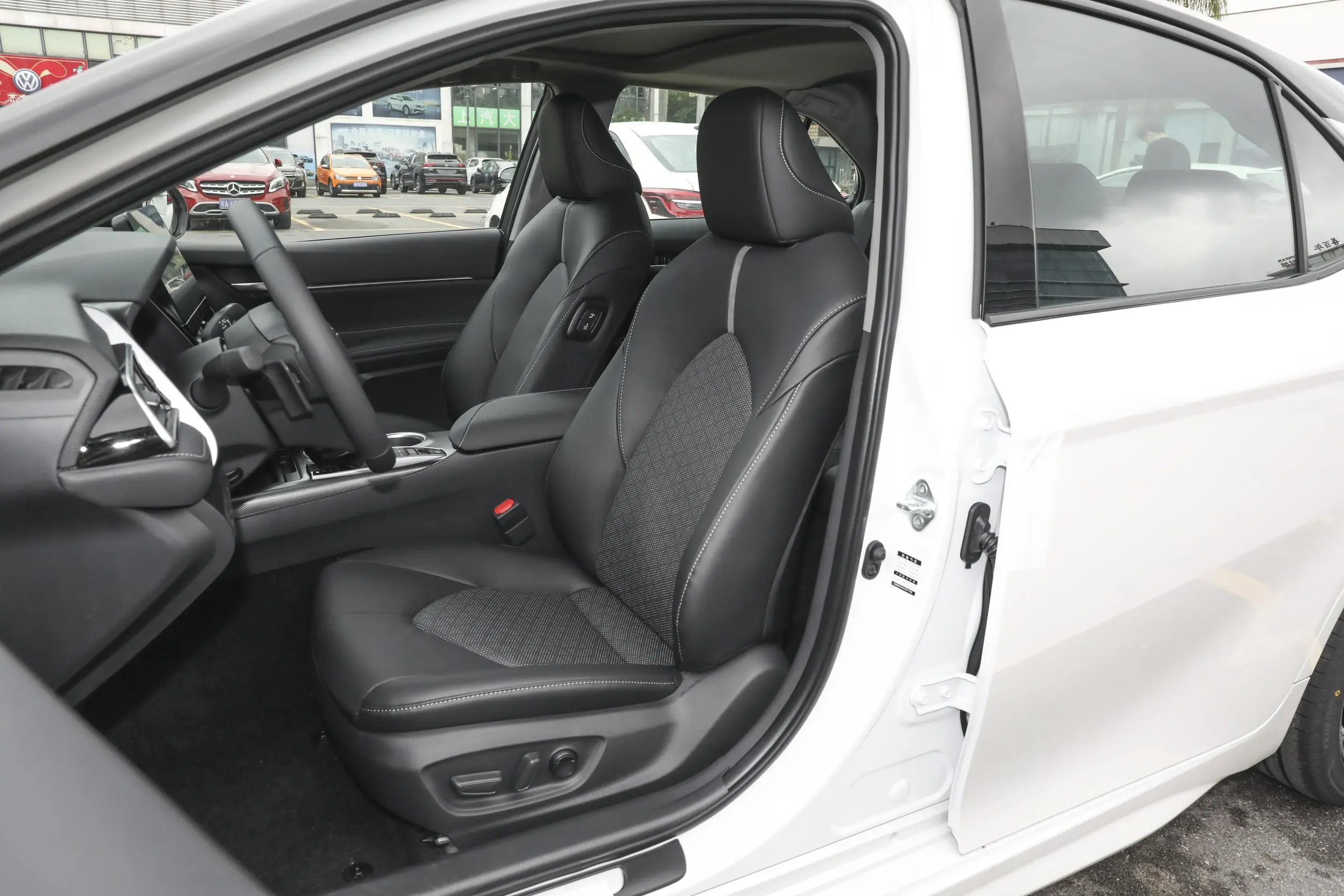 Toyota-Camry-WHITE+BLACK (8)