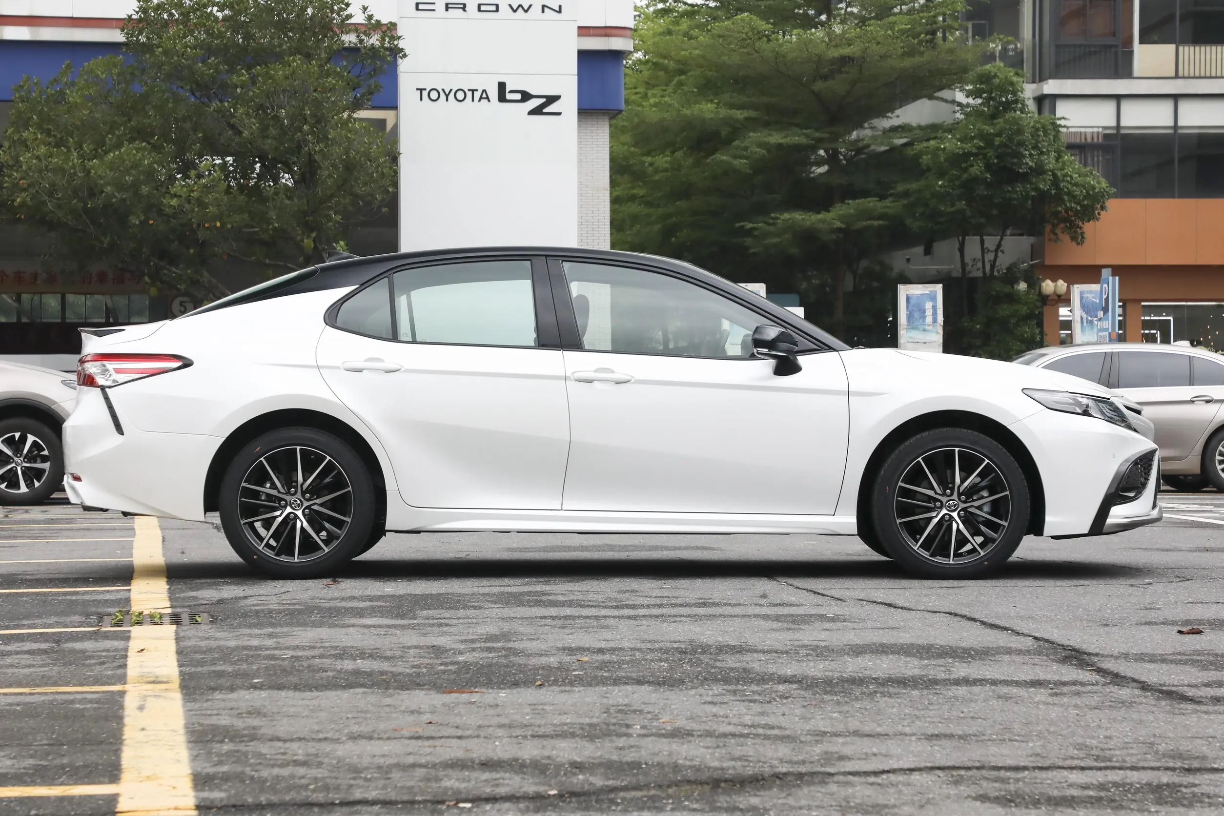 Toyota-Camry-WHITE+BLACK (9)