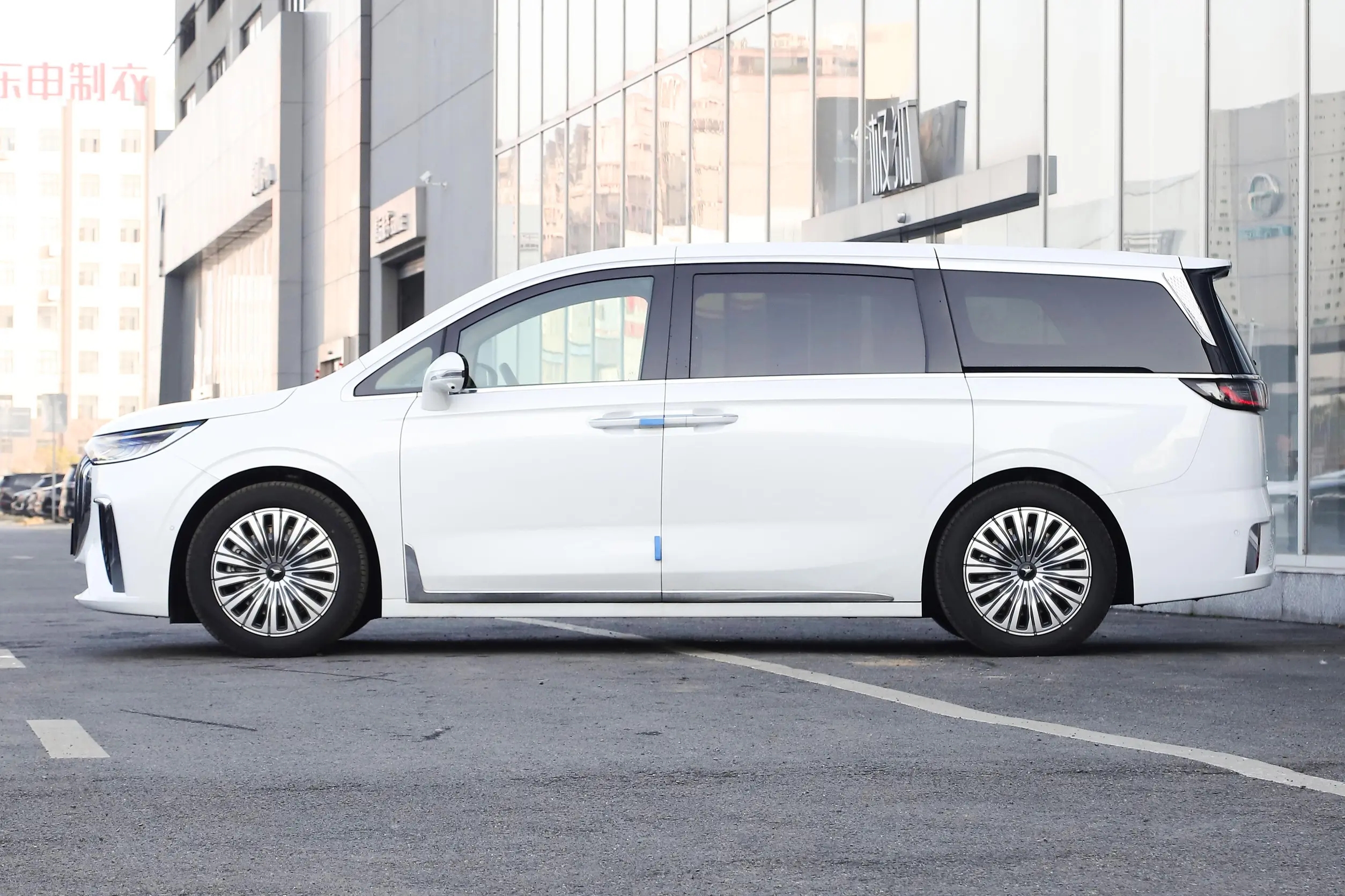 VOYAH-DREAMER EV-WHITE (11)