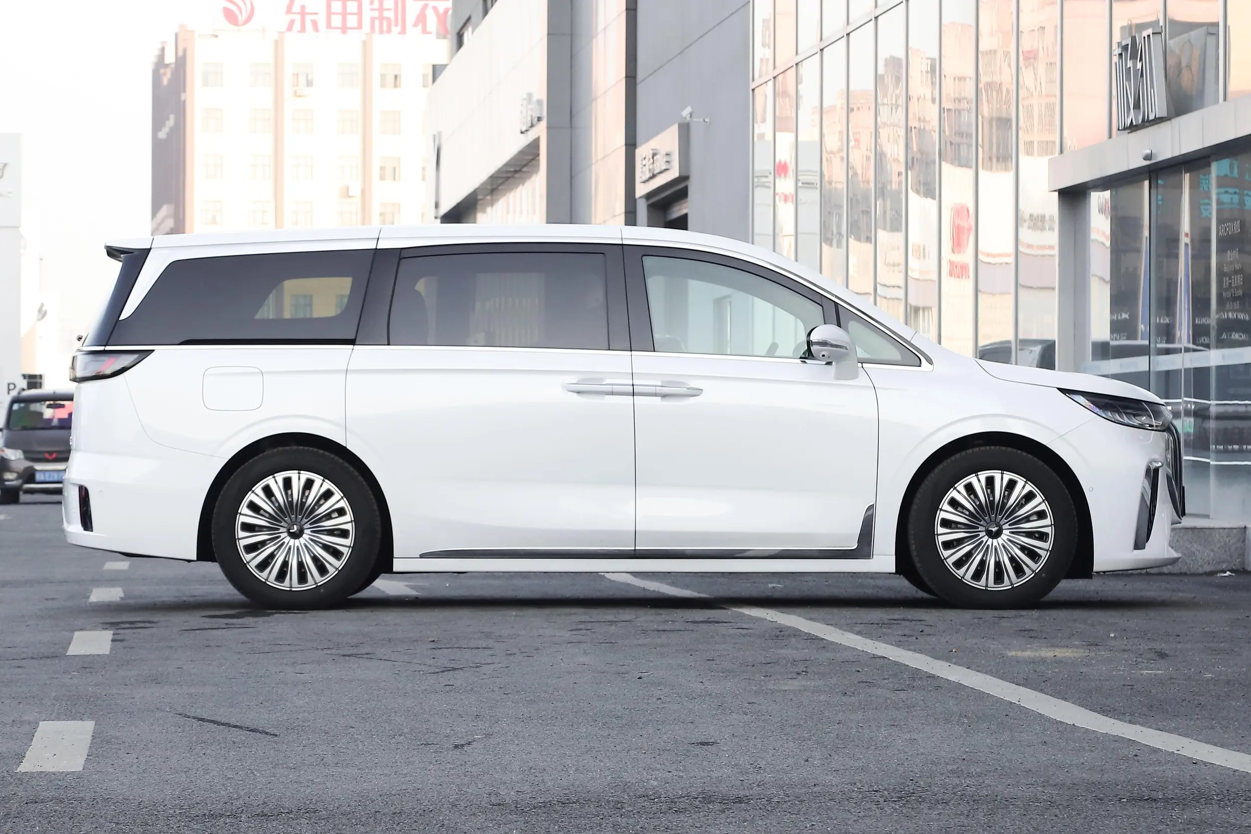 VOYAH-DREAMER EV-WHITE (6)