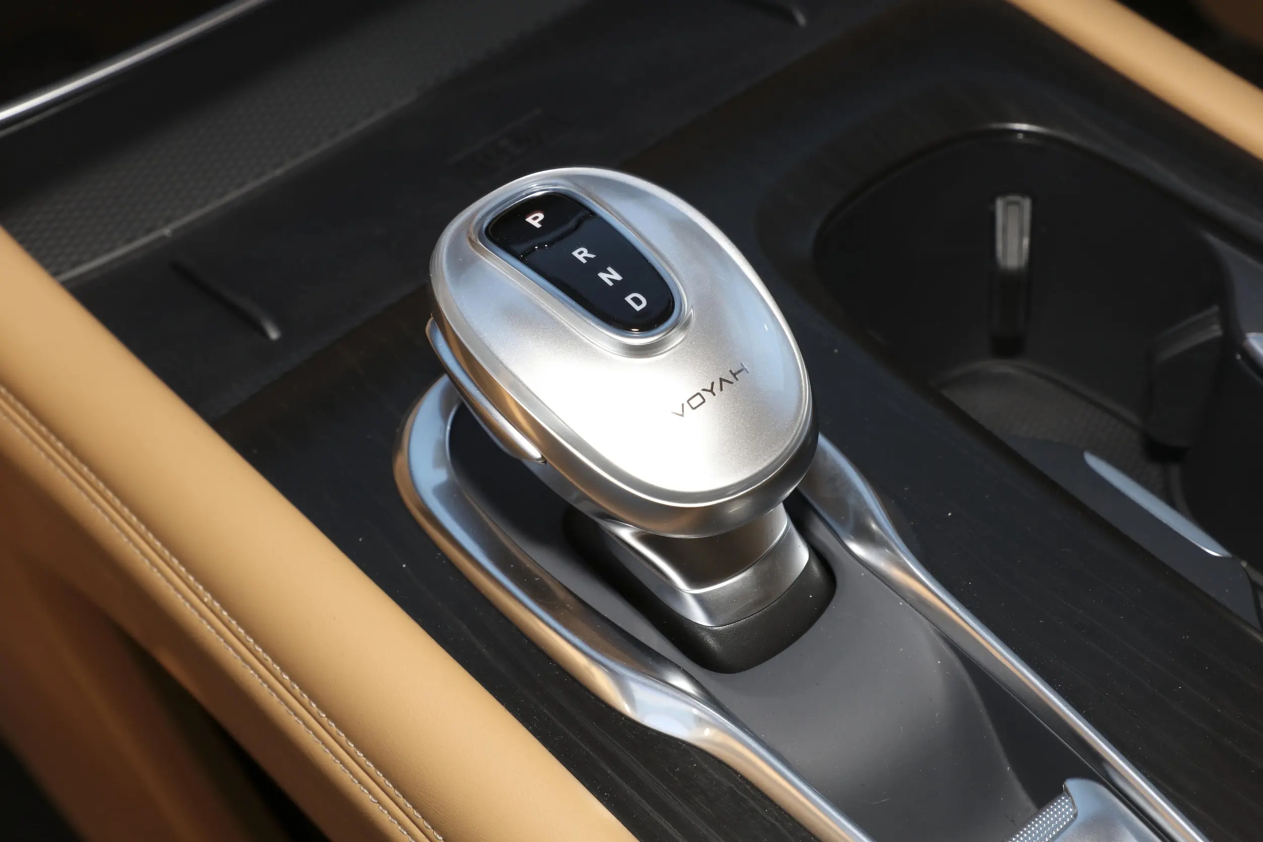 VOYAH-DREAMER EV-WHITE (7)